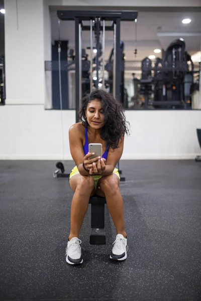 Frau im Fitnessstudio — Stockfoto