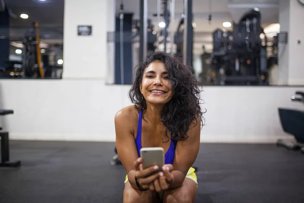 Frau im Fitnessstudio — Stockfoto