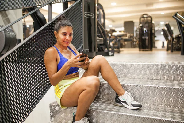 Frau im Fitnessstudio — Stockfoto