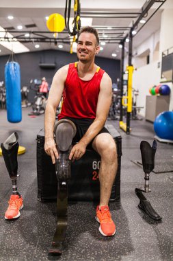 Spor salonunda sakat bir adam var.