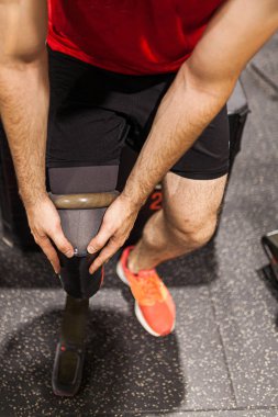 Spor salonunda sakat bir adam var.