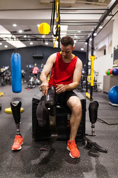Amputee man in the gym — Stock Photo, Image