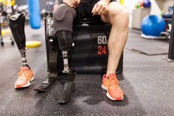 Amputee man in the gym — Stock Photo, Image