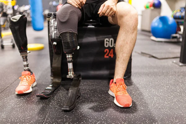 Spor salonunda sakat bir adam var.