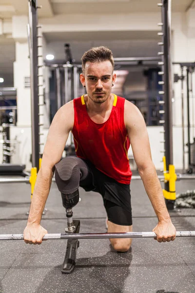 Amputato uomo in palestra — Foto Stock