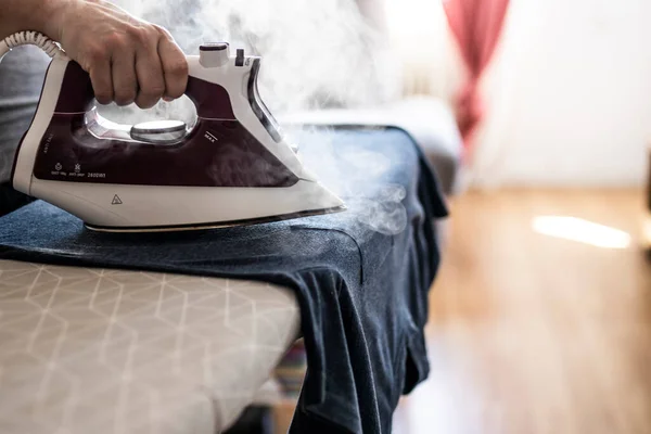 Mujer Irreconocible Planchando Ropa Tabla Planchar Casa — Foto de Stock