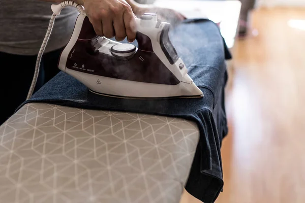 Mujer Irreconocible Planchando Ropa Tabla Planchar Casa — Foto de Stock