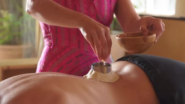 Kobieta Wraca Leczenia Ayurveda Spa Podczas Którego Masażystka Wlewa Ciepły — Wideo stockowe