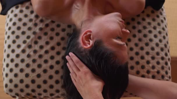 Ayurvedic Hair Massage Young Woman Stretch Cher Top View — 图库视频影像