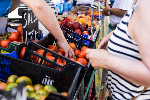 Donna Irriconoscibile Che Shopping Chiosco Frutta — Foto Stock