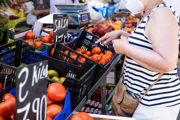 Donna Irriconoscibile Che Shopping Chiosco Frutta — Foto Stock