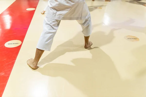 Irreconhecível Jovem Adulto Treinamento Masculino Karatê Dojo Fazendo Saudação Inicial — Fotografia de Stock