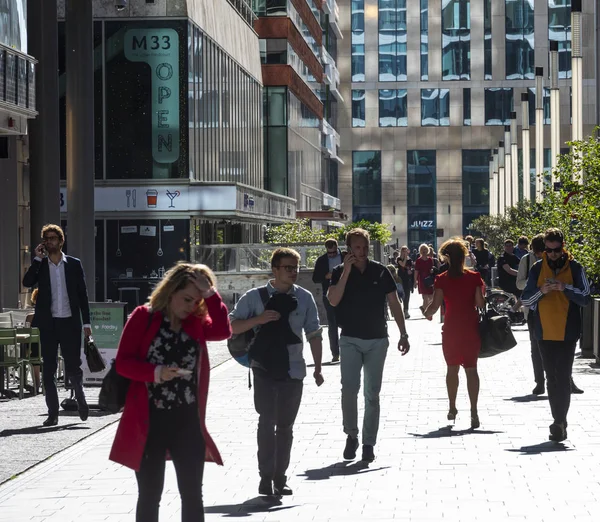 Amsterdã Holanda Junho 2018 Pessoas Com Smartphone Amsterdam Zuidas Holanda — Fotografia de Stock