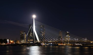Rotterdam, Hollanda - 26 Haziran 2018: Rotterdam adlı gece dolunay ve köprü ile sırasında Nieuwe Maas nehri.