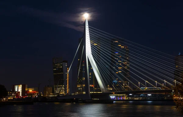 보름달과는 Erasmusbrug Maas에 로테르 네덜란드 2018 로테르 — 스톡 사진