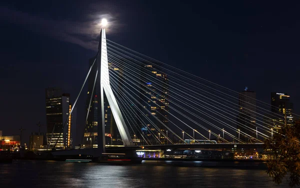 満月と Erasmusbrug Nieuwe Maas 川でロッテルダム オランダ 2018 ロッテルダム — ストック写真