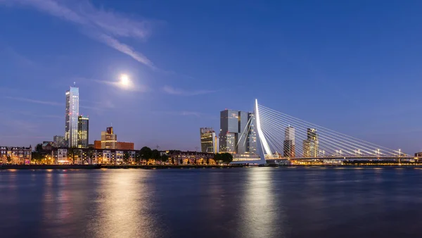 Rotterdam, Hollanda - 26 Haziran 2018: Rotterdam adlı gece dolunay ve köprü ile sırasında Nieuwe Maas nehri.