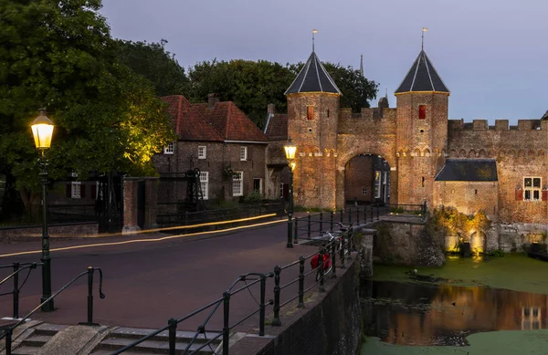 Koppelpoort Por Noche Con Farolas Encendidas Bicicletas Antiguo Monumento — Foto de Stock