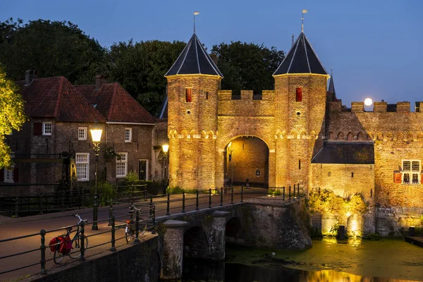 Koppelpoort Avond Met Twee Llighted Lamp Posten Donkere Straat Volle — Stockfoto