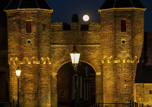 Koppelpoort Gate Evening Two Llighted Lamp Posts Full Moon — Stock Photo, Image
