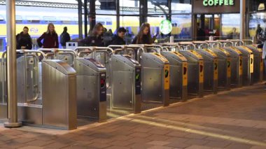 Nijmegen, Hollanda - 7 Kasım 2017: Ov-demiryolu Merkezi kapılarında gezginler ve tren platformu ile Nijmegen istasyonu.