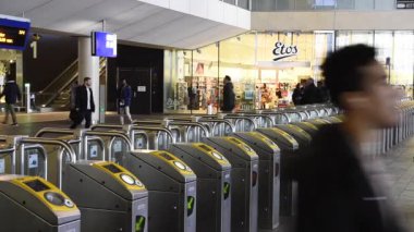 Rotterdam, Hollanda - 10 Şubat 2017: Seyahat etmek tren istasyonunda Hollanda Rotterdam Ov çip biletlere kapılarında.