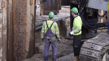 Driebergen, Hollanda - 26 Kasım 2017: Şantiye Driebergen, il Utrecht, vinç ve iki görevliyle tren istasyonunda.