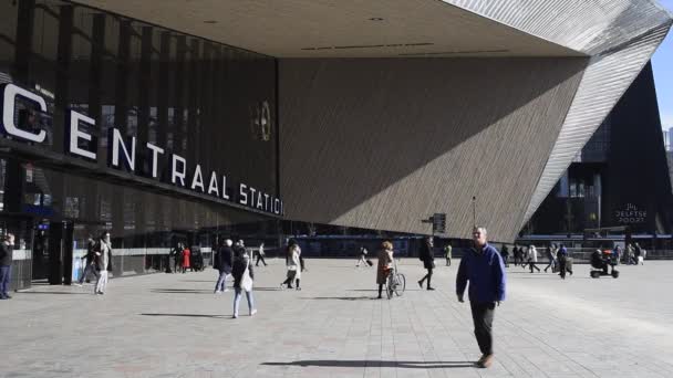 ロッテルダム オランダ 2017 の近代的な鉄道駅広場とオランダに出張 Mvsa ロッテルダムの建築家によって — ストック動画