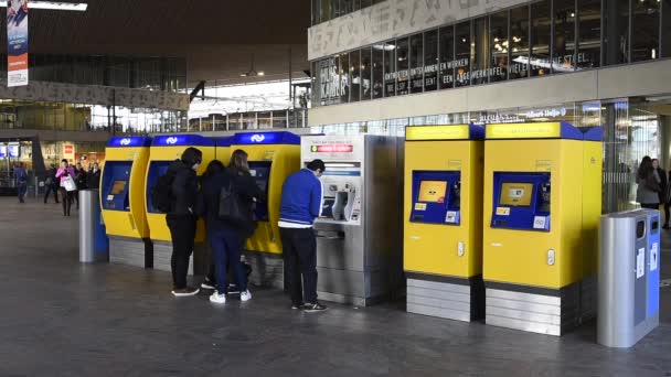 Rotterdam Nizozemsko Března 2017 Cestovatelé Dostat Své Lístky Platební Automat — Stock video