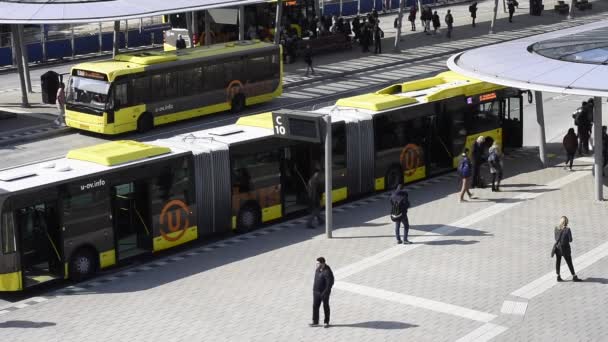 Утрехт Нідерланди Березня 2017 Автостанція Жовтими Автобусів Мандрівників Біля Центрального — стокове відео
