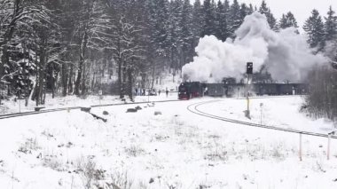 Drei Annen Hohe, Almanya - 5 Şubat 2018: kışın geçirerek kar ile Harzer Schmallspurbahnen lokomotif Buhar.