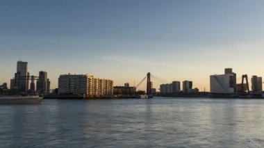 Rotterdam, Hollanda - 26 Haziran 2018: Nieuwe Maas Rotterdam adlı gemilerine akşam ne zaman koyu geliyor, zaman atlamalı.