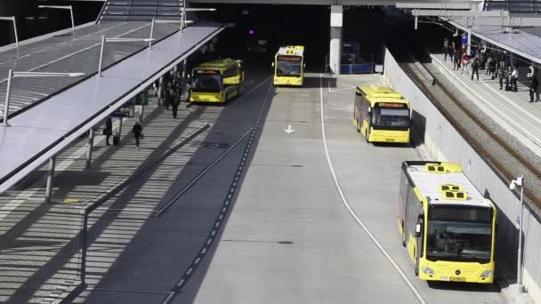 乌得勒支 2017 公交车站的黄巴士与荷兰乌得勒支中央火车站附近的旅行 — 图库视频影像
