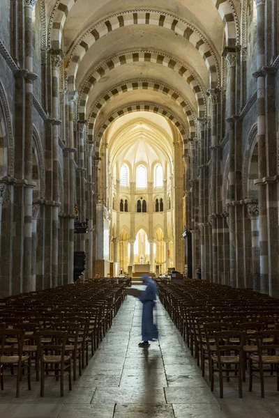 Vezelay France Juillet 2018 Intérieur Église Avec Nonne Marchant Dans — Photo