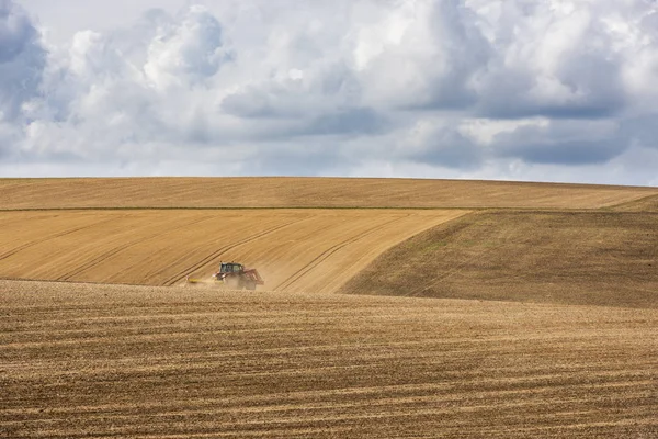 モルヴァン フランスで耕すこと農業の穀物のフィールド上のトラクター — ストック写真