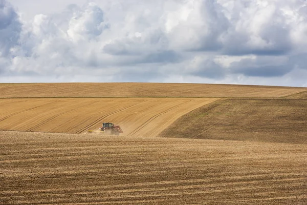 Ciągnik Pole Rolnych Zboża Orki Regionie Morvan Francja — Zdjęcie stockowe