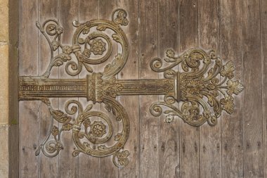 Romanesk kilise Sanit-Pierre-et-Saint-Benoit Perrecy-les-Forges, Bourgogne, Fransa'da, kapı menteşesi.