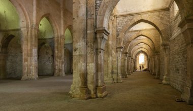 Fontenay, Fransa - 31 Temmuz 2018: Kiliseyle ayağı Romanesk Cisterian manastır ve kilise, Cote d'Or, Fransa.