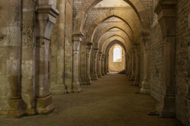 Fontenay, Fransa - 31 Temmuz 2018: Kiliseyle ayağı Romanesk Cisterian manastır ve kilise, Cote d'Or, Fransa.