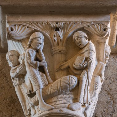 Vezelay, Fransa - 29 Temmuz 2018: Romanesk kilise ve manastır Vezelay Yonne, Fransa, ayağı sermaye.
