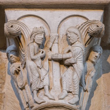 Vezelay, Fransa - 29 Temmuz 2018: Romanesk kilise ve manastır Vezelay Yonne, Fransa, ayağı sermaye.