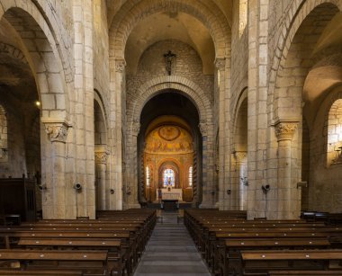 Anzy-le-Duc, Fransa-1 Ağustos 2018: iç tarihsel Romanesk kilise, Anzy le Duc Ahşap banklar ve başkentler, Saonne-et-Loire, Fransa ile yüksek pilars.