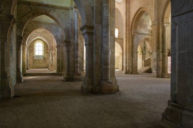 Fontenay, Fransa - 31 Temmuz 2018: Kiliseyle ayağı Romanesk Cisterian manastır ve kilise, Cote d'Or, Fransa.