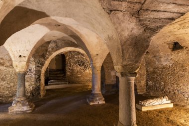 Anzy-le-Duc, Fransa-1 Ağustos 2018: Crypt heykel içinde tarihsel Romanesk kilise Anzy le Duc, Saonne-et-Loire, Fransa ile.