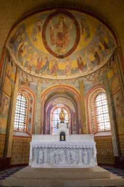 Anzy-le-Duc, Fransa-1 Ağustos 2018: Fresco resim ve sunak olarak tarihsel Romanesk kilise, Anzy le Duc, Saonne-et-Loire, Fransa.