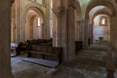 Gourdon, Fransa - 3 Ağustos 2018: İç pembe renk, Ahşap banklar ve Romanesk kilise Gourdon, Saone-et-Loire, Fransa içinde büyük pilars.
