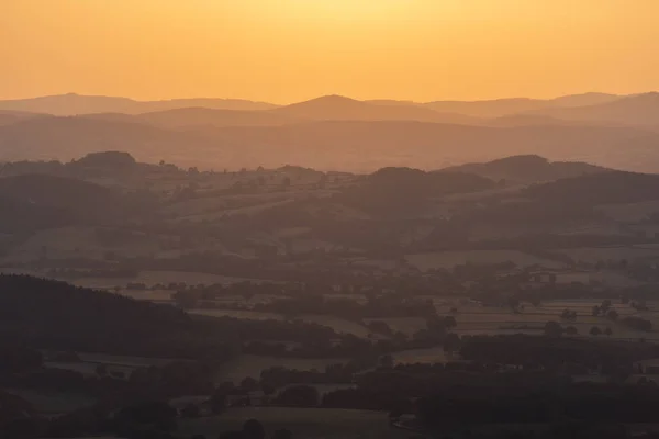 Morvan Fransa gün batımında tepeler ve küçük köyler ile.