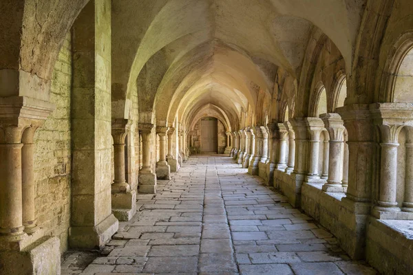 Fontenay, Fransa - 31 Temmuz 2018: Romanesk, Cisterian manastır ve kilise, Cote d'Or, Fransa cloister Arcade.