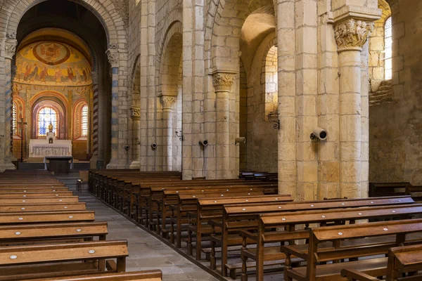 Wnętrze kościoła Anzy-le-Duc Francja — Zdjęcie stockowe
