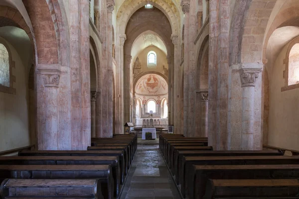 Gourdon, Fransa - 3 Ağustos 2018: İç pembe renk, Ahşap banklar ve Romanesk kilise Gourdon, Saone-et-Loire, Fransa içinde büyük pilars.